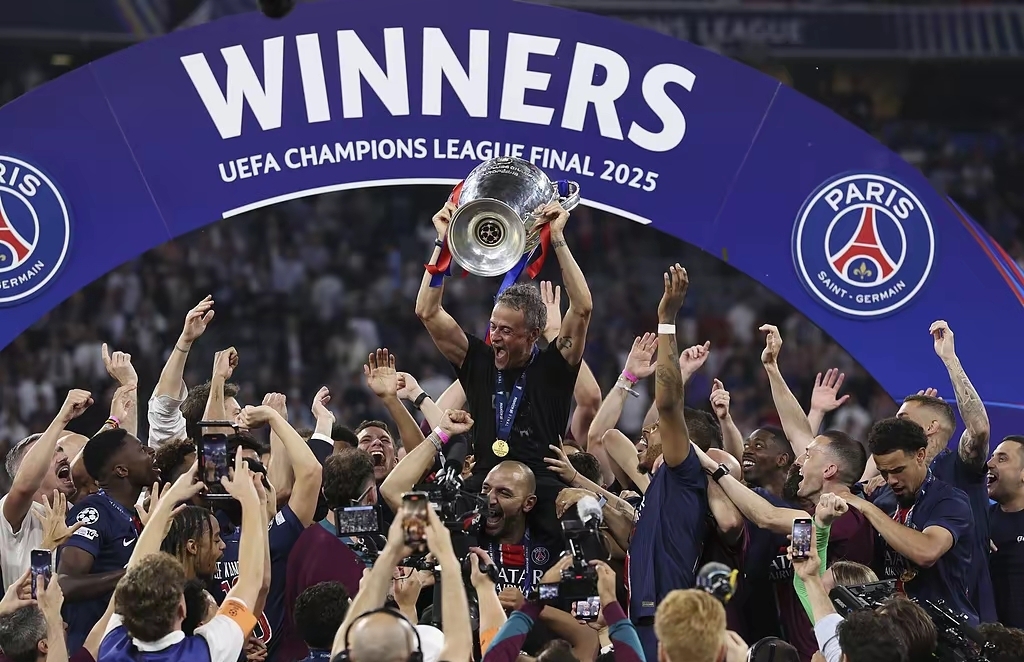 包含AC米兰赢球欧洲豪门小组榜首，拜仁慕尼黑压倒皇马，欧洲豪门尖兵之争愈发激烈的词条