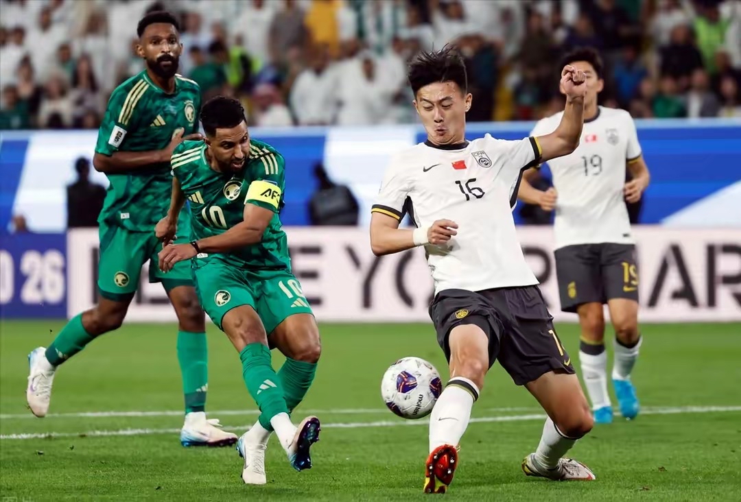 国内足球球员勤奋训练，备战未来比赛雄心勃勃(超级绿茵球王)